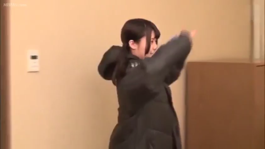 室内 · 站立 · 中景 · 自然 · 长发 · 脱衣 · 柜子 · 羽绒服