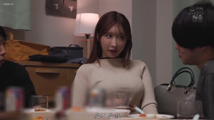 室内 · 座り姿勢 · 会話 · 真剣 · 半身 · テーブル · 有码 · ベージュのニットセーター