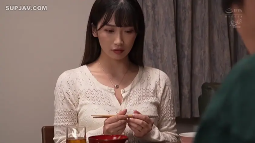 坐姿 · 忧郁 · 居家 · 针织衫 · 上半身 · 餐厅 · 用餐 · 餐具