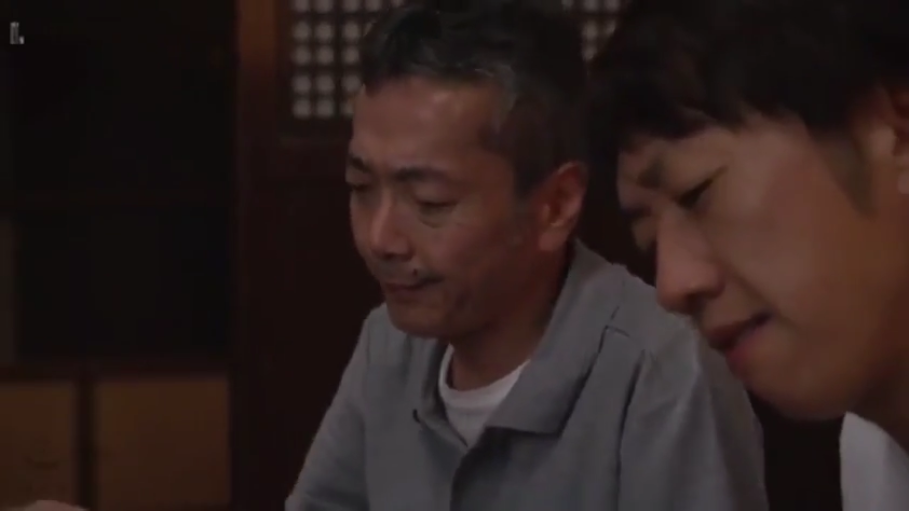 室内 · 俯身 · 胸部特写 · 裸体 · 注视镜头 · 张嘴 · 光线昏暗