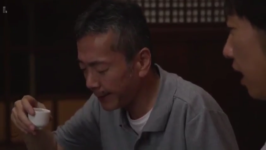 全身 · 站立 · 障子门 · 微笑 · 中老年 · 观望 · 日式和室 · POLO衫