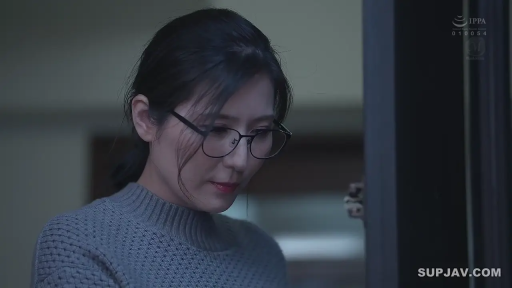 Indoor · Serious · Glasses · Close-up of the face · Stand · Gaze · 灰色高领毛衣 · Mature woman