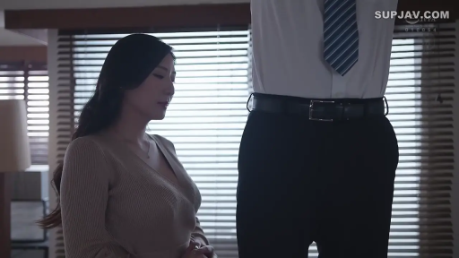 严肃 · 办公室 · 站立 · 中景 · 熟女 · 百叶窗 · 暧昧 · V领毛衣