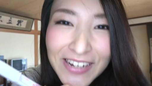 第一视角 · 微笑 · 居家服 · 和式房间 · 面部大特写 · 开朗 · 正对镜头 · 棒状物