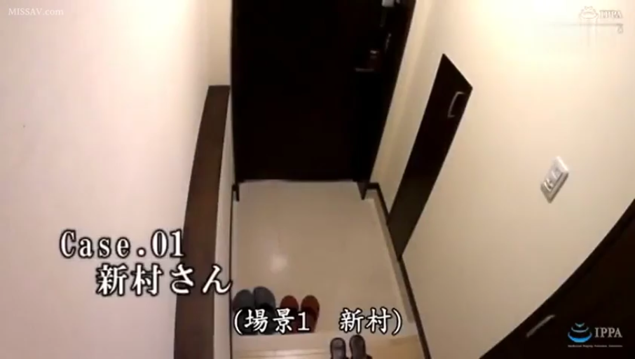 浴室 · 站立 · 困惑 · 裸体 · 多人 · 遮挡胸部 · 清洁网