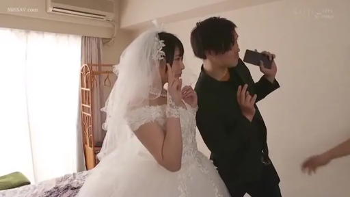 角色扮演 · 臥室 · 中景 · 站姿 · 自然 · 手机 · 录像 · 婚纱