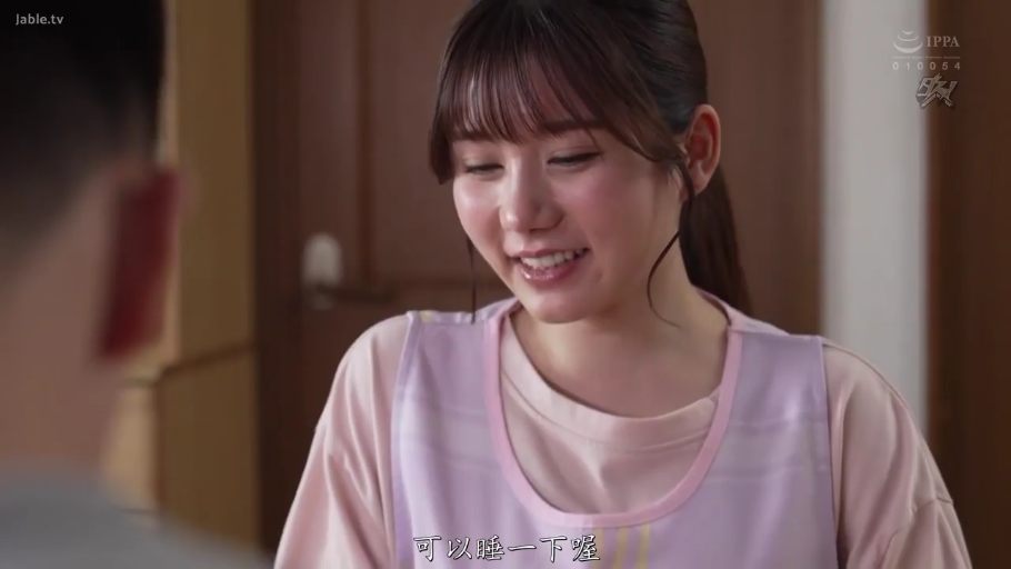 室内 · 会話 · 顔部のクローズアップ · 站立 · 微笑 · エプロン · 马尾辫