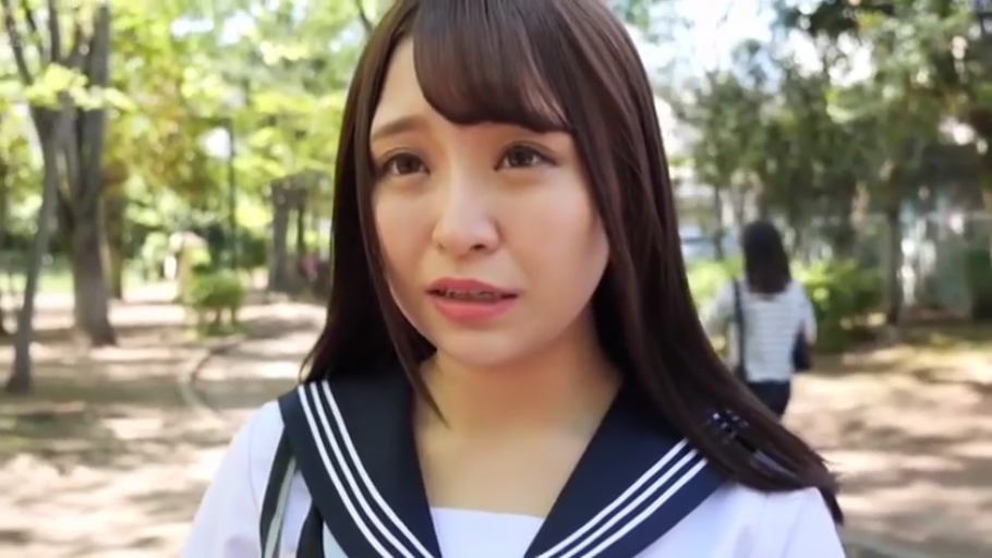 委屈 · 站立 · 面部特写 · 对视 · 水手服 · 公园 · 背包带