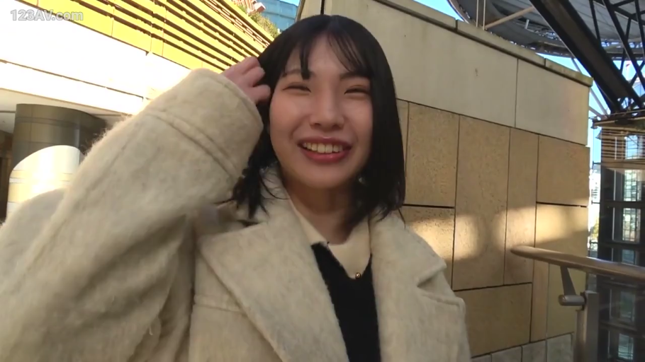 面部 · 站立 · 甜美微笑 · 整理头发 · 室外建筑旁 · 生活随拍 · 米色呢子大衣