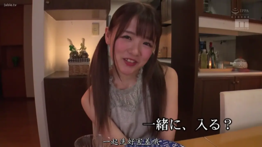 面部 · 俯身 · 微笑 · 白色背心 · 更衣室 · 手交 · POV