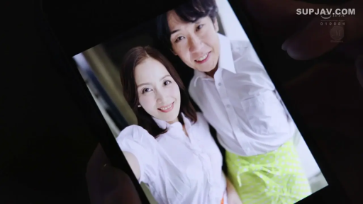 室内 · エプロン · 微笑 · 顔のクローズアップ · 携帯電話 · 自拍 · 熟女 · 靠在一起