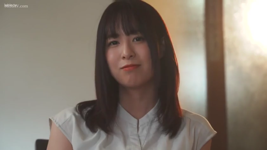 室内 · 顔部のクローズアップ · 微笑 · 注视镜头 · 长发 · 正面 · 白色无袖上衣