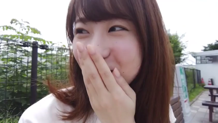 脸部特写 · 羞涩 · 站姿 · 白色上衣 · 户外 · 清纯风 · 捂嘴笑