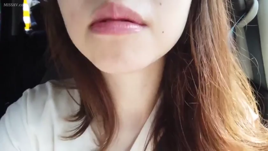 座り姿勢 · カメラに向かって · 自然 · 车内 · 白いTシャツ · 嘴部特写 · 棕色长发