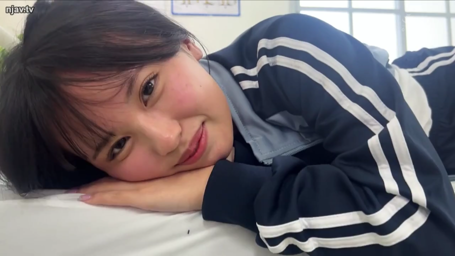 室内 · 脸部特写 · 俯卧 · 微笑 · 床 · 注视 · 运动服 · 黑发