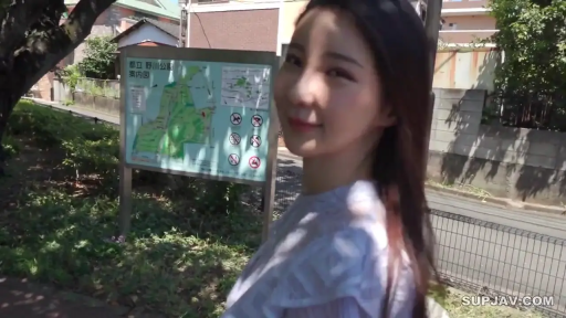 不可见 · 洗衣篮 · 全身远景 · 站立背影 · 居家服配围裙 · 和式建筑门口 · 家务间隙眺望 · 传统障子门与庭院