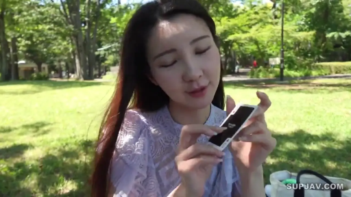 坐姿 · 面部特写 · 公园 · 紫色蕾丝上衣 · 手持卡片