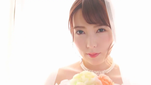 室内 · 脸部特写 · 微笑 · 清纯 · 注视镜头 · 婚纱 · 持花 · 手捧花