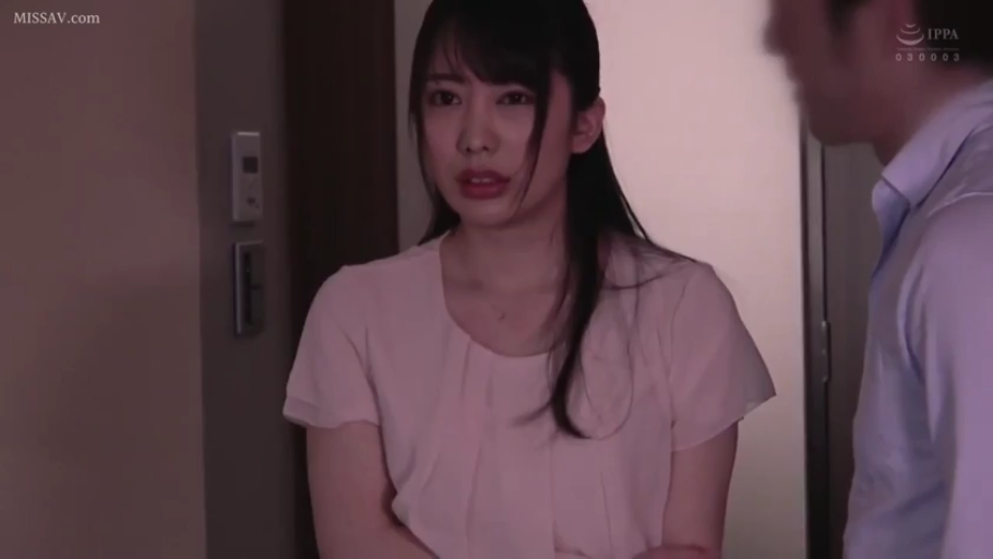 室内 · 站立 · 半身 · 对话 · 剧情 · 粉色上衣 · 忧虑