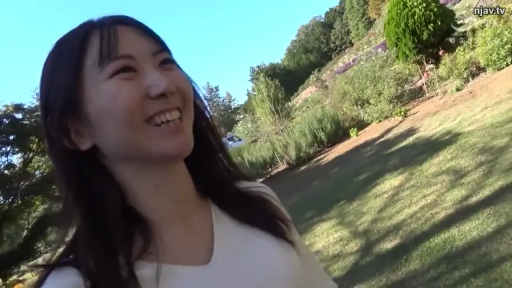 脸部 · 站姿 · 微笑 · 公园 · 自然光 · 白色T恤 · 开心