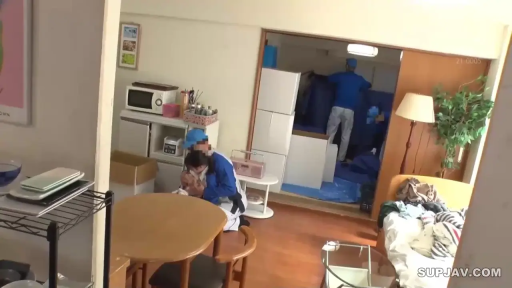 微波炉 · 住宅客厅 · 亲热行为 · 蓝色搬运工制服 · 搂抱姿势 · 全景远景 · 搬家题材