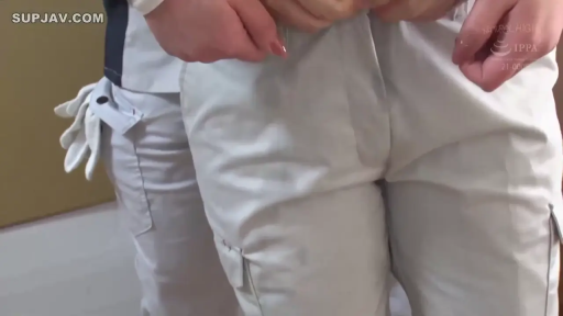 仓库 · 跪き姿勢 · 掀起上衣 · 胸部のクローズアップ · 动情 · 段ボール箱 · インタラクティブ · 长袖上衣