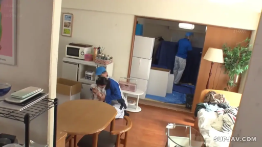 全景 · 蹲跪 · 公寓客厅 · 搬家工人制服