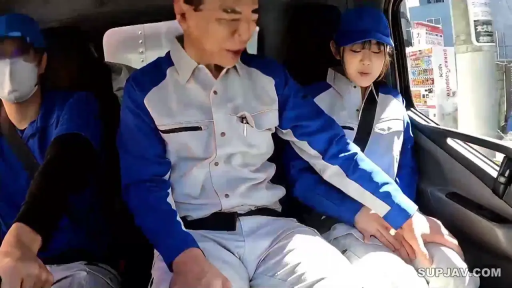 坐姿 · 交谈 · 全景 · 平静 · 制服 · 车内 · 三人 · 帽子