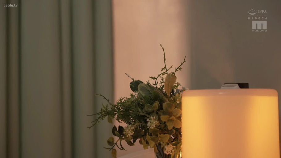 护士服 · Role-playing · Smile · Gaze · 特写 · 诊室 · Turn back · 鲜花