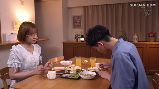 Indoor · Sitting Posture · 自然 · 餐厅 · Casual wear · Dining · 餐桌餐具