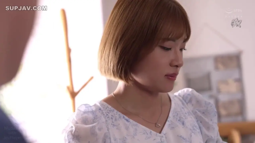 Indoor · Sitting Posture · Face · 平静 · Necklace · Gaze · 短发 · Floral blouse