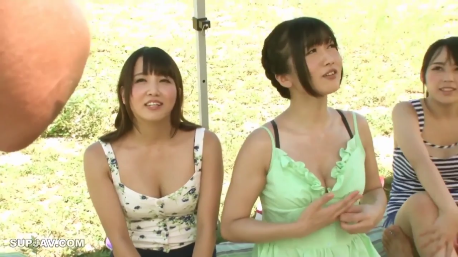 坐姿 · 中景 · 微笑 · 交流 · 多人 · 户外草地 · 吊带裙 · 遮阳棚