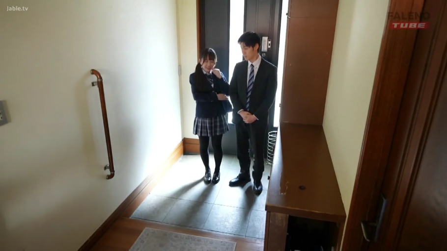 清纯 · 甜美 · 站立 · 微笑 · 近景 · 室外 · 粉色制服