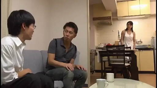 站姿 · 交谈 · 严肃 · 全景 · 茶几 · 客厅 · 围裙 · 三人