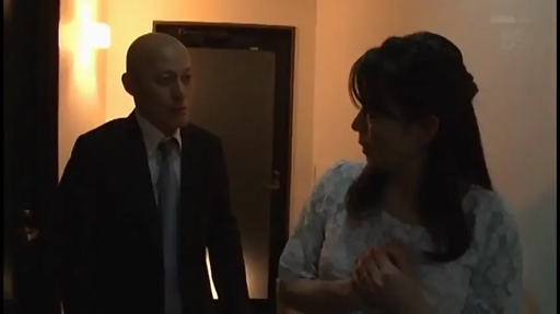 玄关 · 緊張 · 站立 · 中景 · 灰色领带 · 对视 · 门 · 劇情向