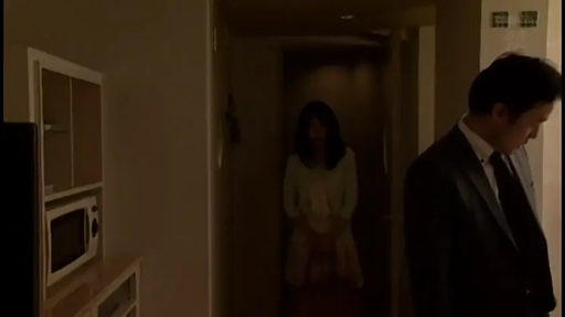 室内 · 站立 · 凝視 · 薄暗 · スーツ · 阴沉 · 微波炉