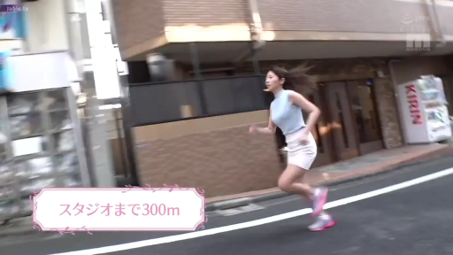 卧室 · 中景 · 床 · 亲密 · T恤 · 卧姿 · 柔和 · 拥抱亲吻