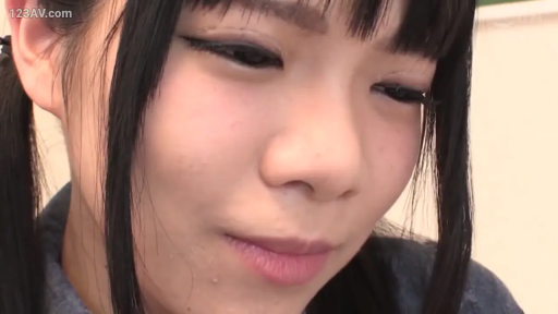 室内 · 脸部特写 · 凝视 · 双马尾 · 俯首 · 沉静 · 牛仔服