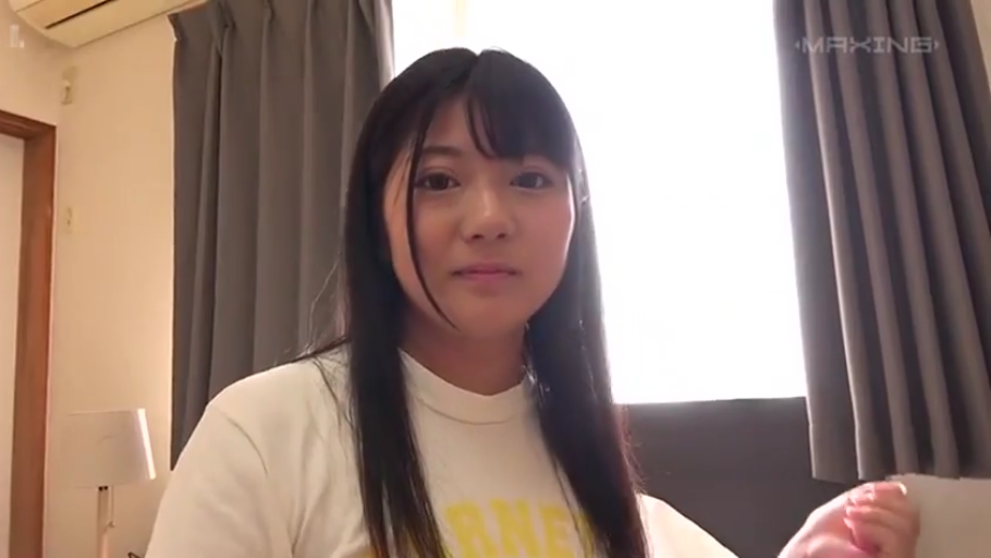 室内 · 坐姿 · 面部 · 平静 · 居家 · 注视镜头 · 窗帘 · T恤