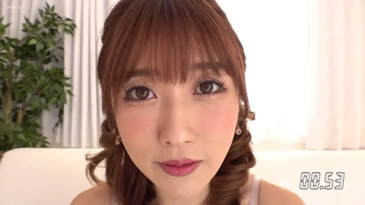 室内 · 身をかがめる · 顔部のクローズアップ · 盆栽 · 注视镜头 · 温柔 · 吊帯シャツ · 美女