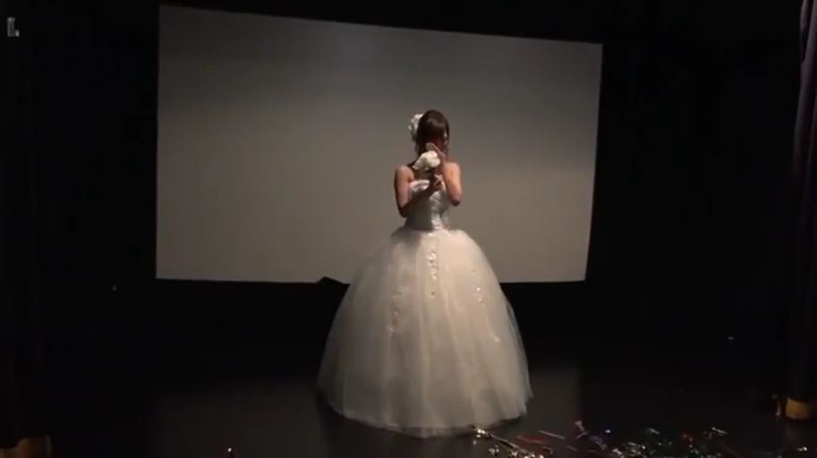 全身 · 站立 · 舞台 · 婚纱 · 持物