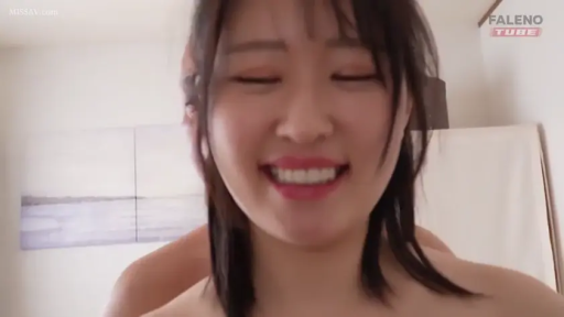 坐姿 · 全裸 · 面部特写 · 室内房间 · 闭眼微笑 · 无道具 · 高清画面 · 欢愉行为