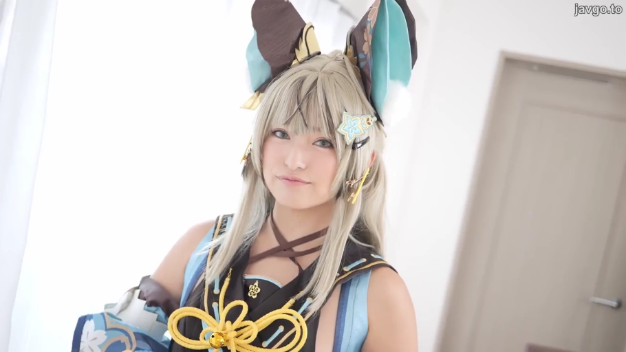 室内 · 女性 · 站姿 · 微笑 · 半身特写 · 注视镜头 · 角色扮演服 · 兽耳