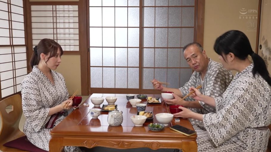 坐姿 · 严肃 · 和室 · 中景 · 用餐 · 餐具 · 浴衣