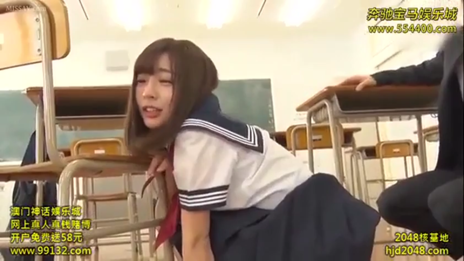 俯身 · 教室 · 迷离 · 性行为 · 课桌 · 近景 · 水手服 · 制服诱惑