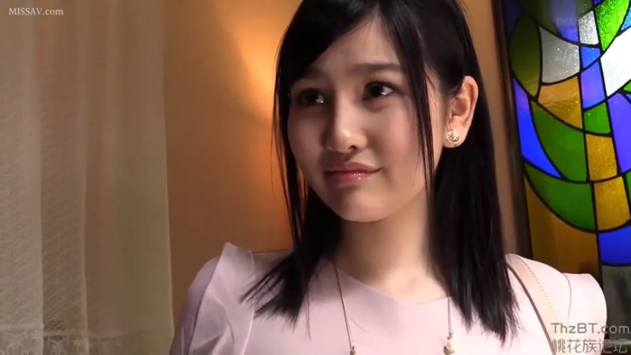 室內 · 臉部特寫 · 微笑 · 凝视 · 粉色上衣 · 正面