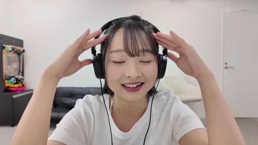 室内 · 面部特写 · 白色T恤 · 抬手 · 调整耳机