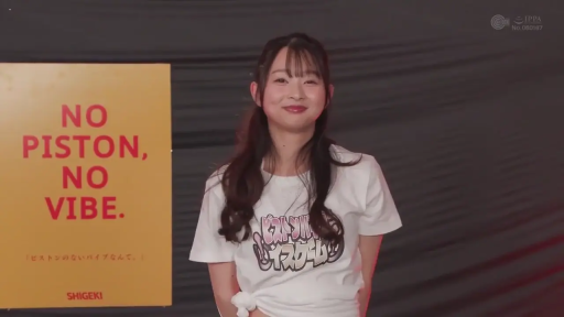 室内 · 白色T恤 · 看向镜头 · 亚洲女性 · 甜美微笑 · 正面站立 · 半身照 · 黄色告示牌