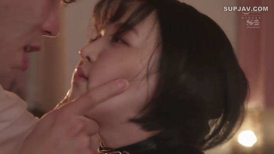 室内 · 脸部 · 甜美 · 长发 · 裸露 · 凝视镜头 · 侧身回眸