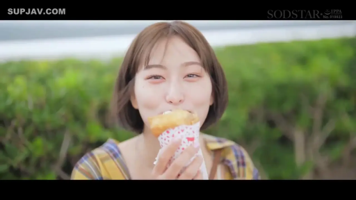 格子衬衫 · 面部 · 站立 · 微笑 · 户外 · 进食 · 甜点 · 短发